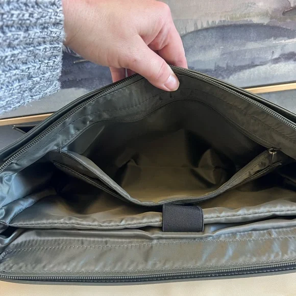 Classic Cream and Green Leather Briefcase - Picture 11 of 15